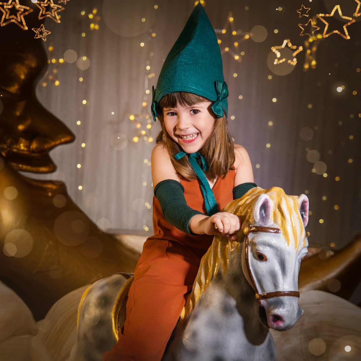 Niño disfrazado de duende con luces de Navidad en el estudio de Murcia