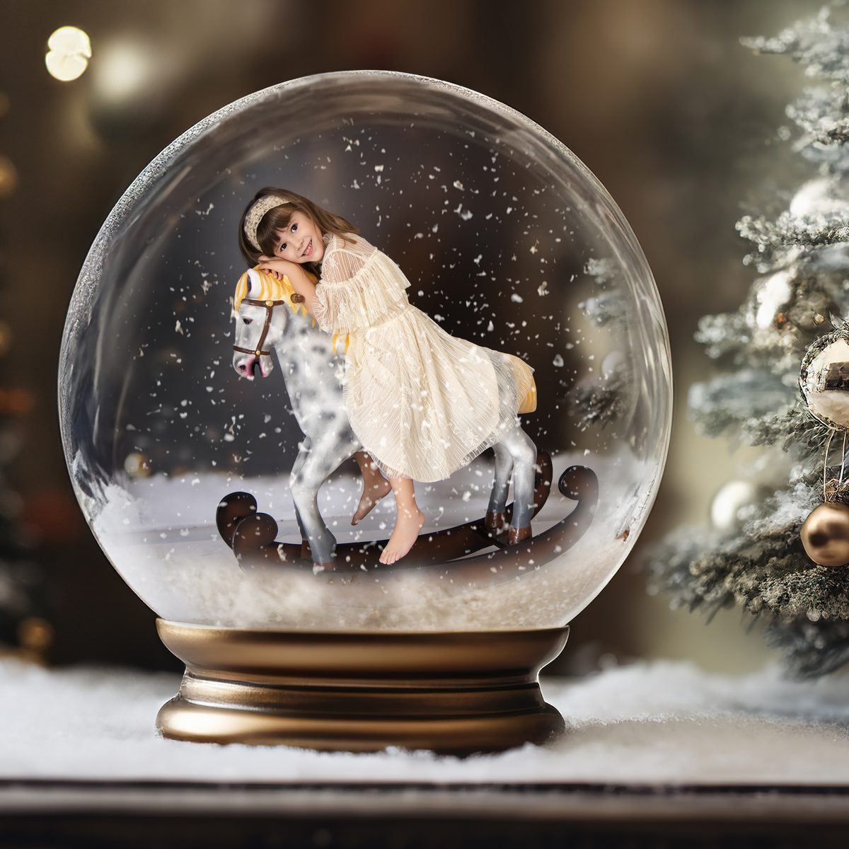 Bebé dentro de una bola de nieve gigante con caballito en la campaña de Navidad de Murcia