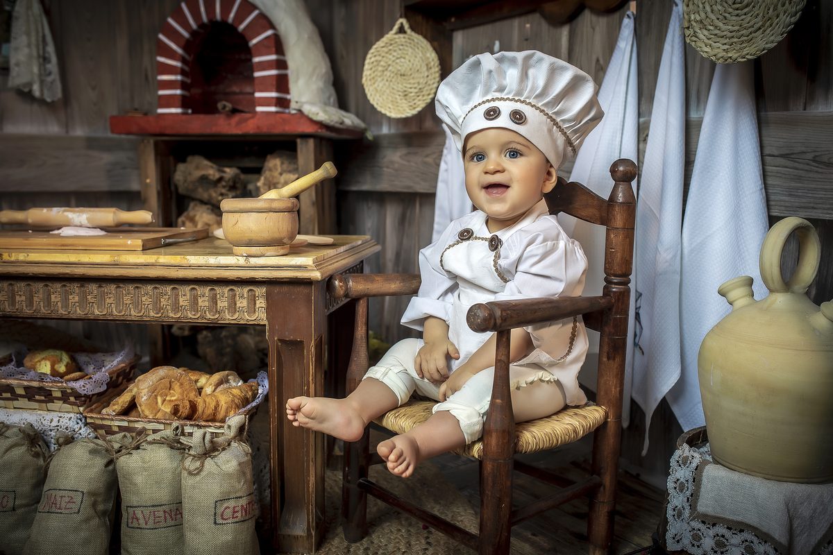 Niño cocinero en la cocina de galletas del decorado navideño de Murcia