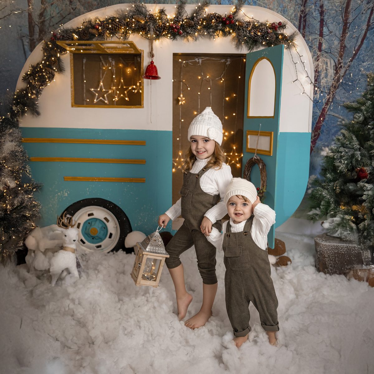 Niño junto a la caravana iluminada de la campaña de Navidad de Lidia Lax en Murcia