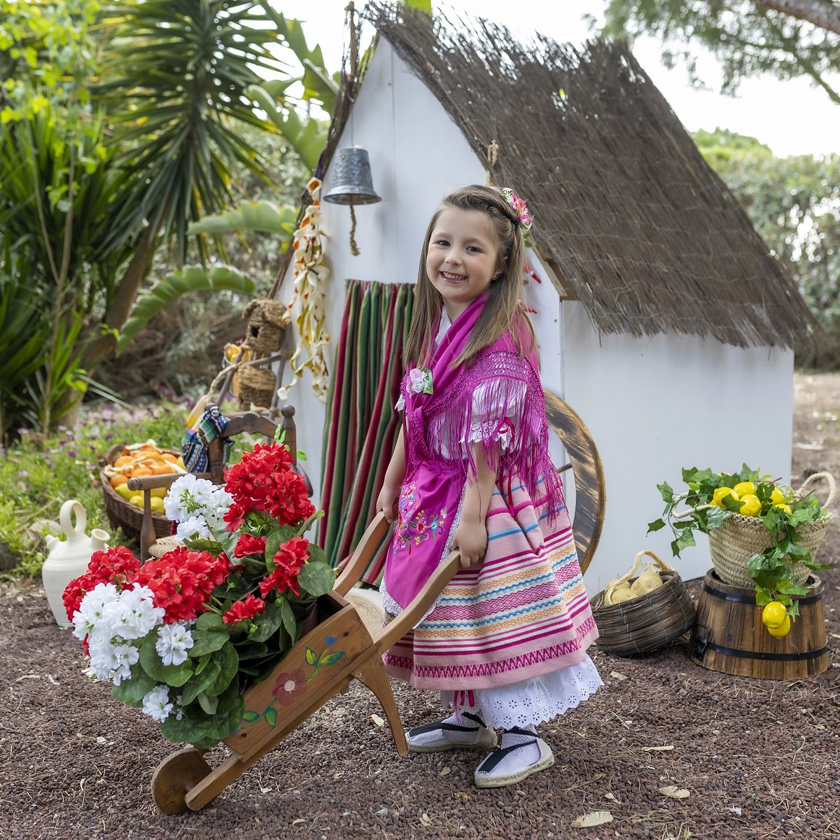 Niña con traje de huertana y cesta de flores en la campaña de Primavera de Murcia
