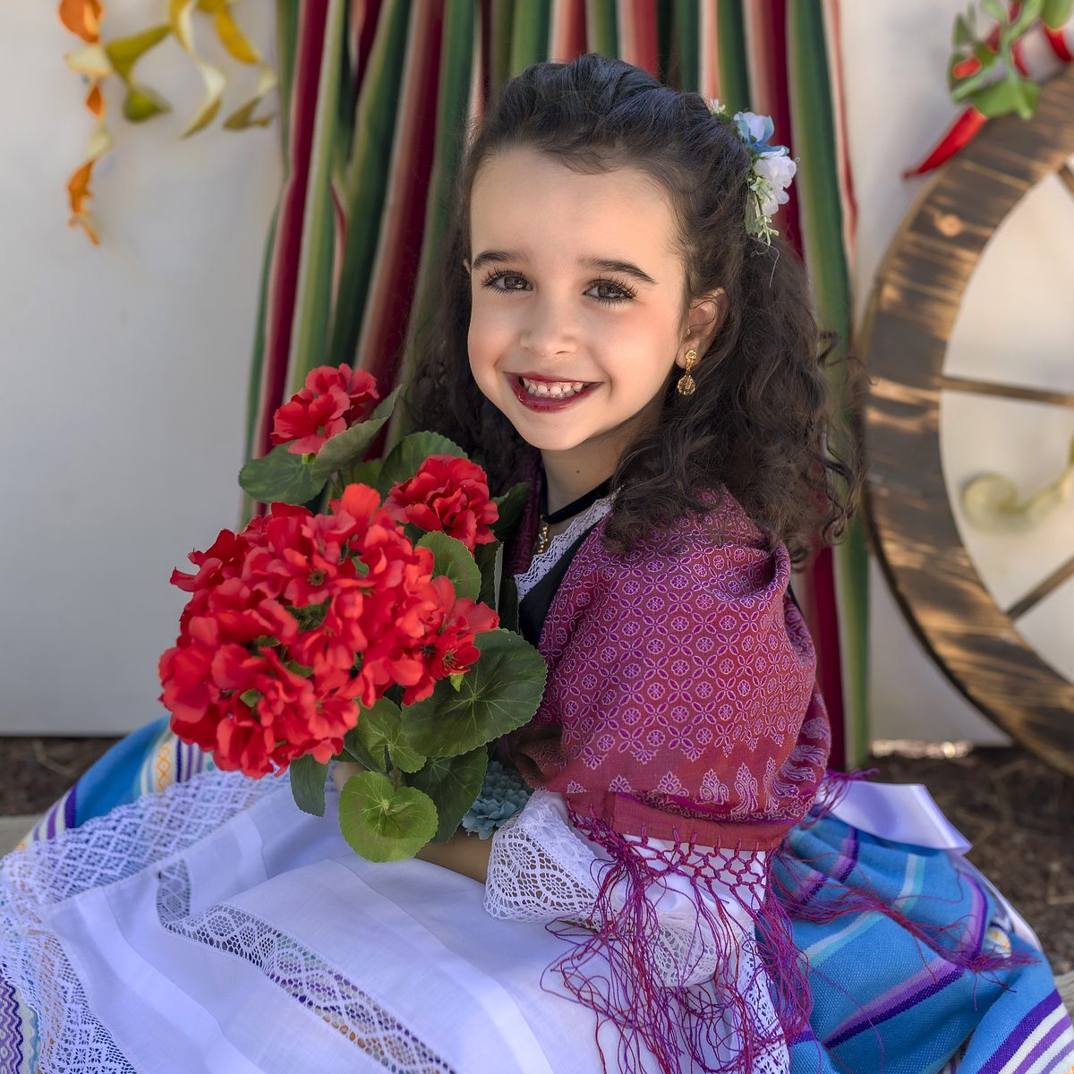 Primer plano de niña con ramo de amapolas en el Bando de la Huerta de Murcia