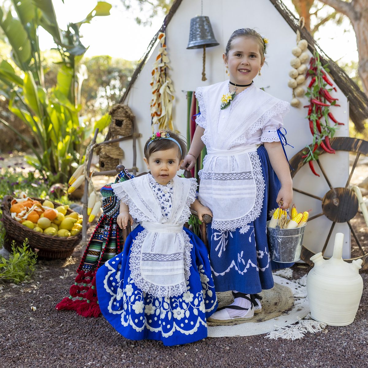Hermano y hermana con trajes de huertanos en la campaña de Primavera de Murcia