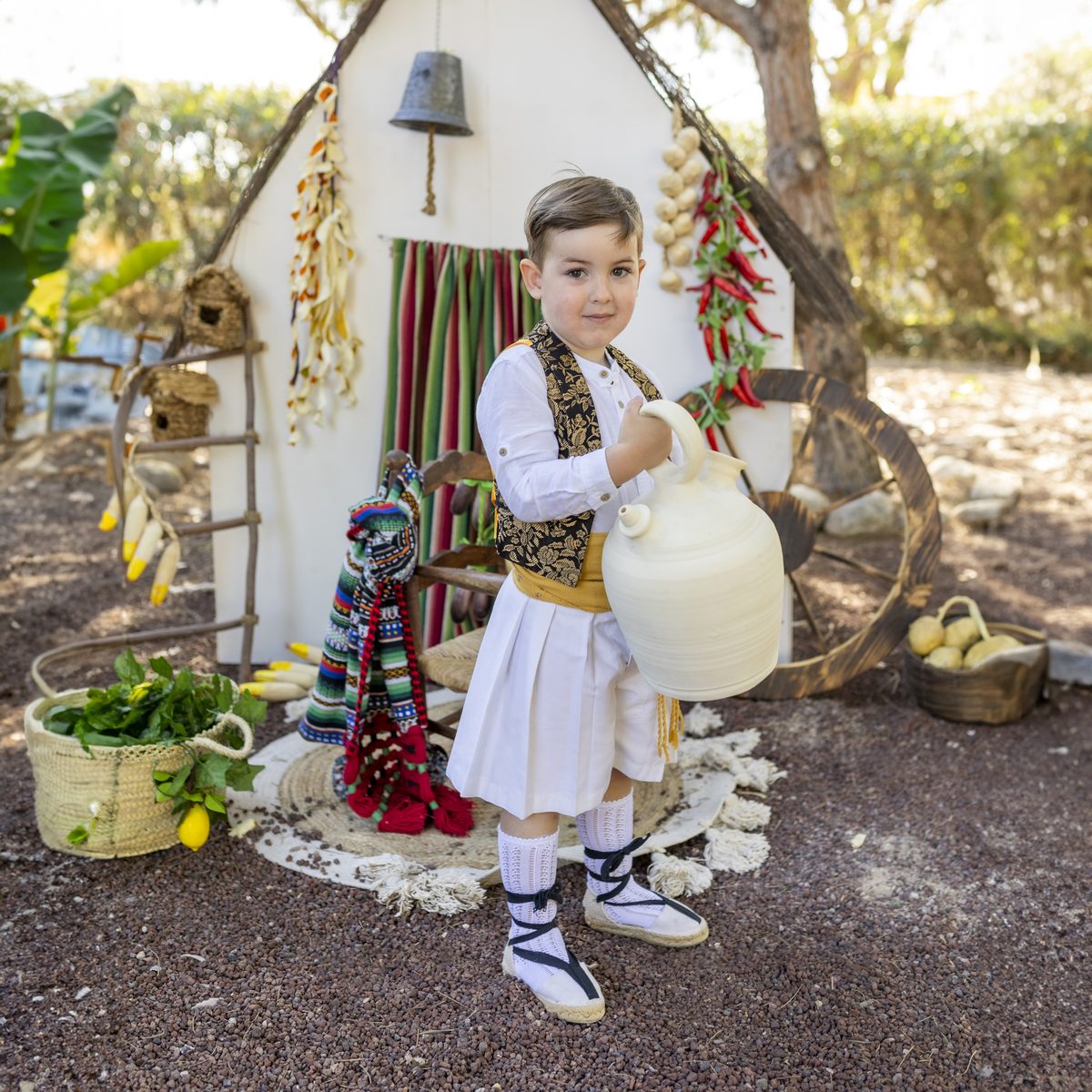 Niño pequeño con traje de huertano y fajín amarillo en Murcia