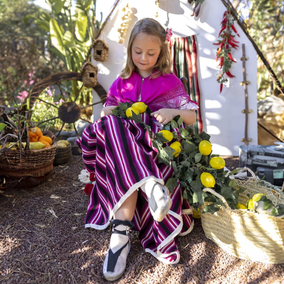 Niña de huertana con ramo de flores amarillas en las fotos de primavera de Murcia