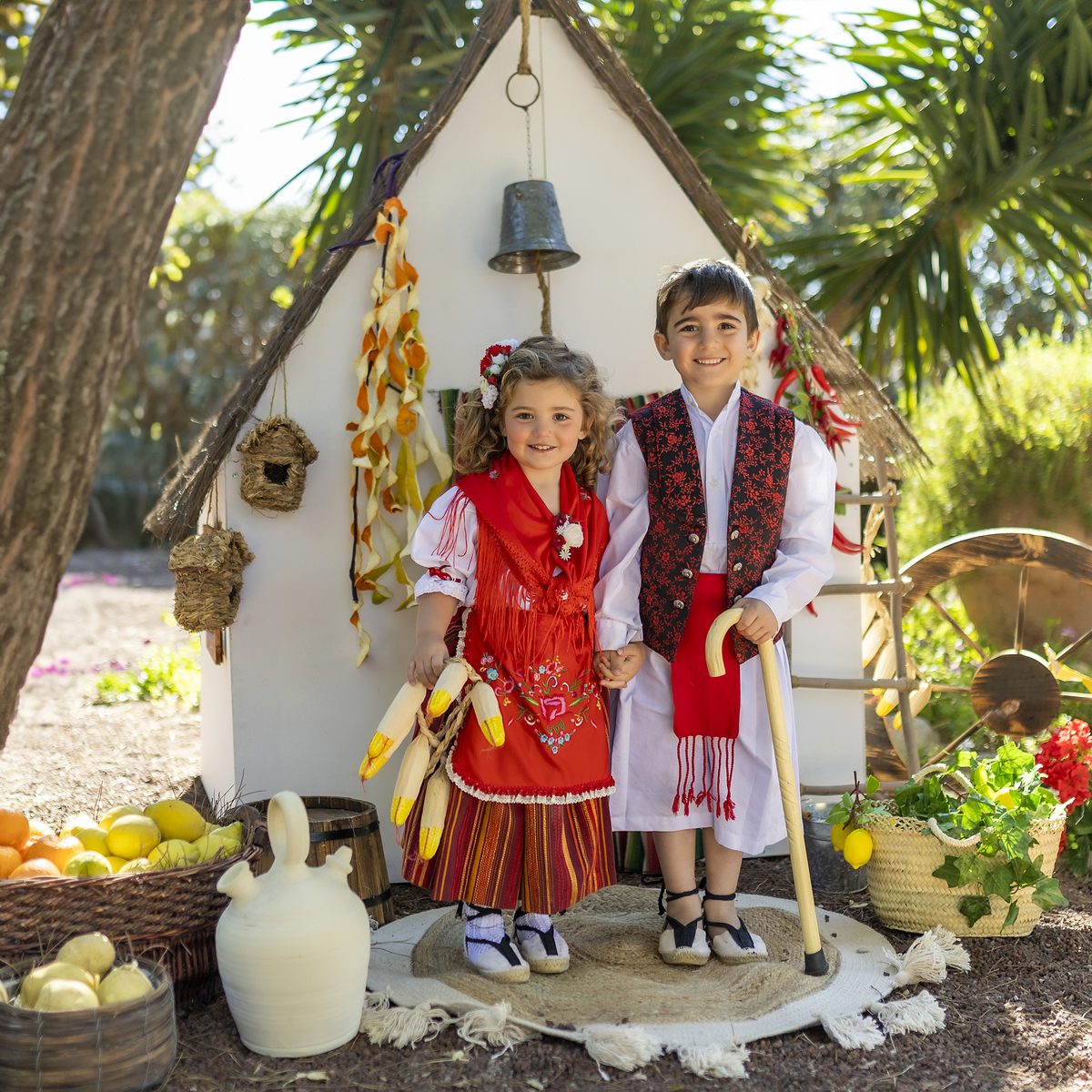 Tres niños con trajes de huertanos en la campaña del Bando de la Huerta de Murcia