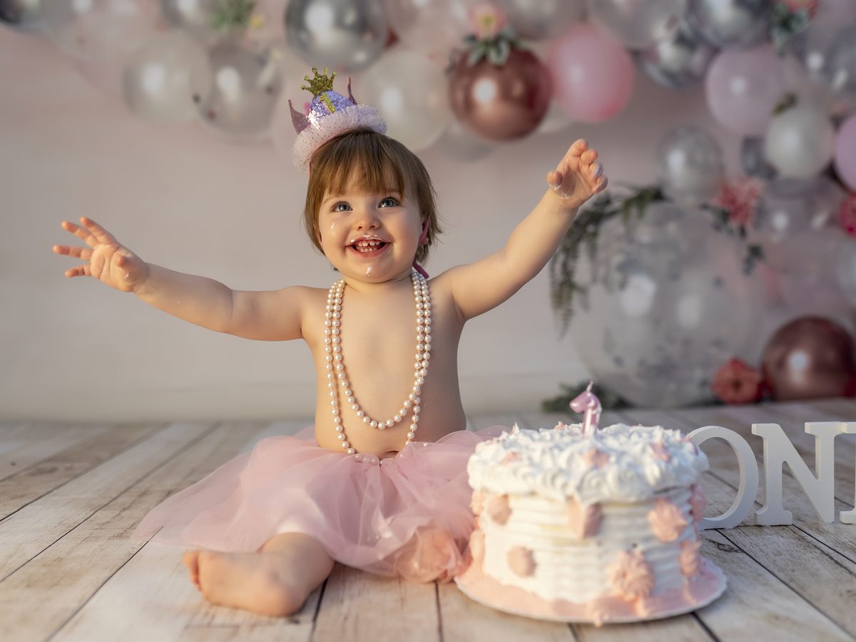 Bebé con los brazos en alto celebrando su primer cumpleaños en Murcia