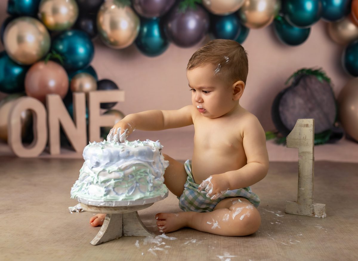 Bebé gateando hacia la tarta en su sesión smash cake en Murcia