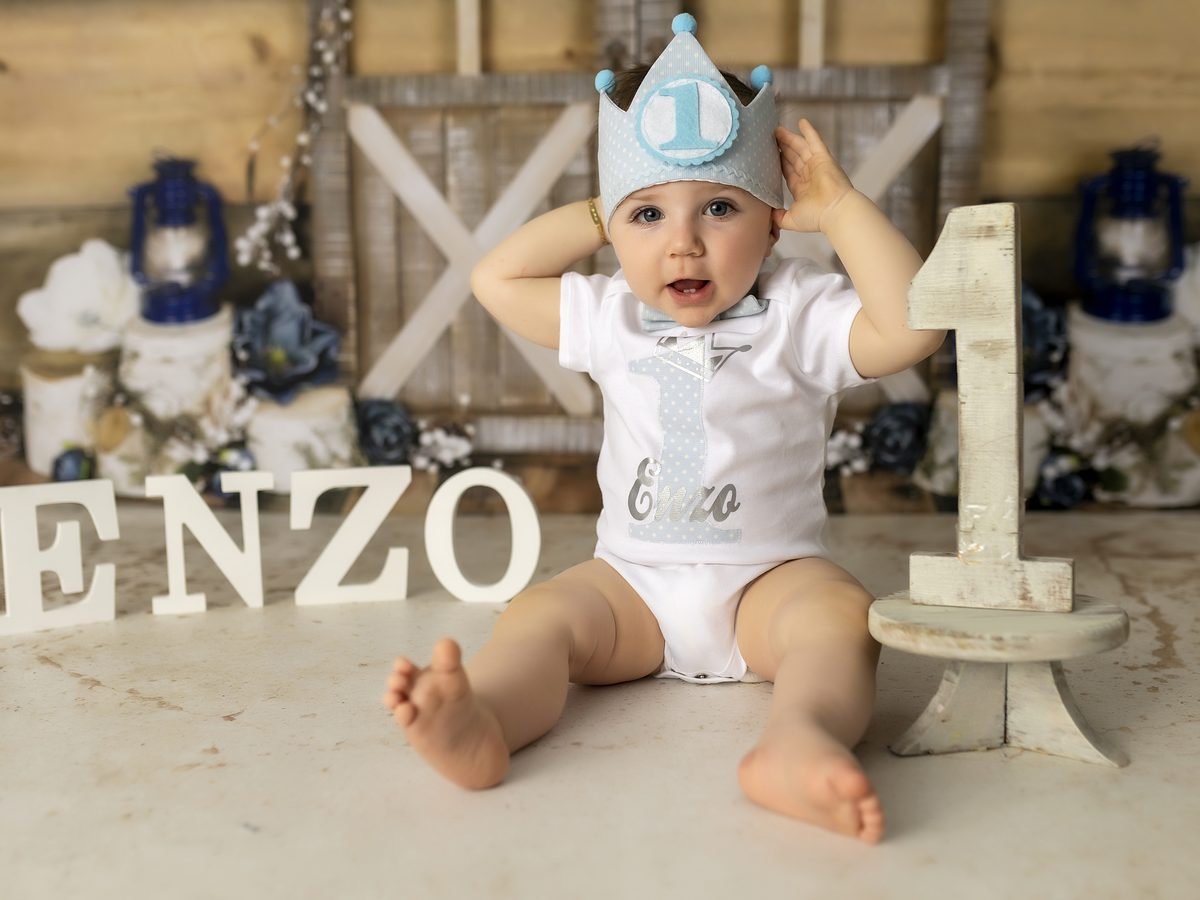 Niño con gorro de fiesta y su nombre en la sesión smash cake de Murcia