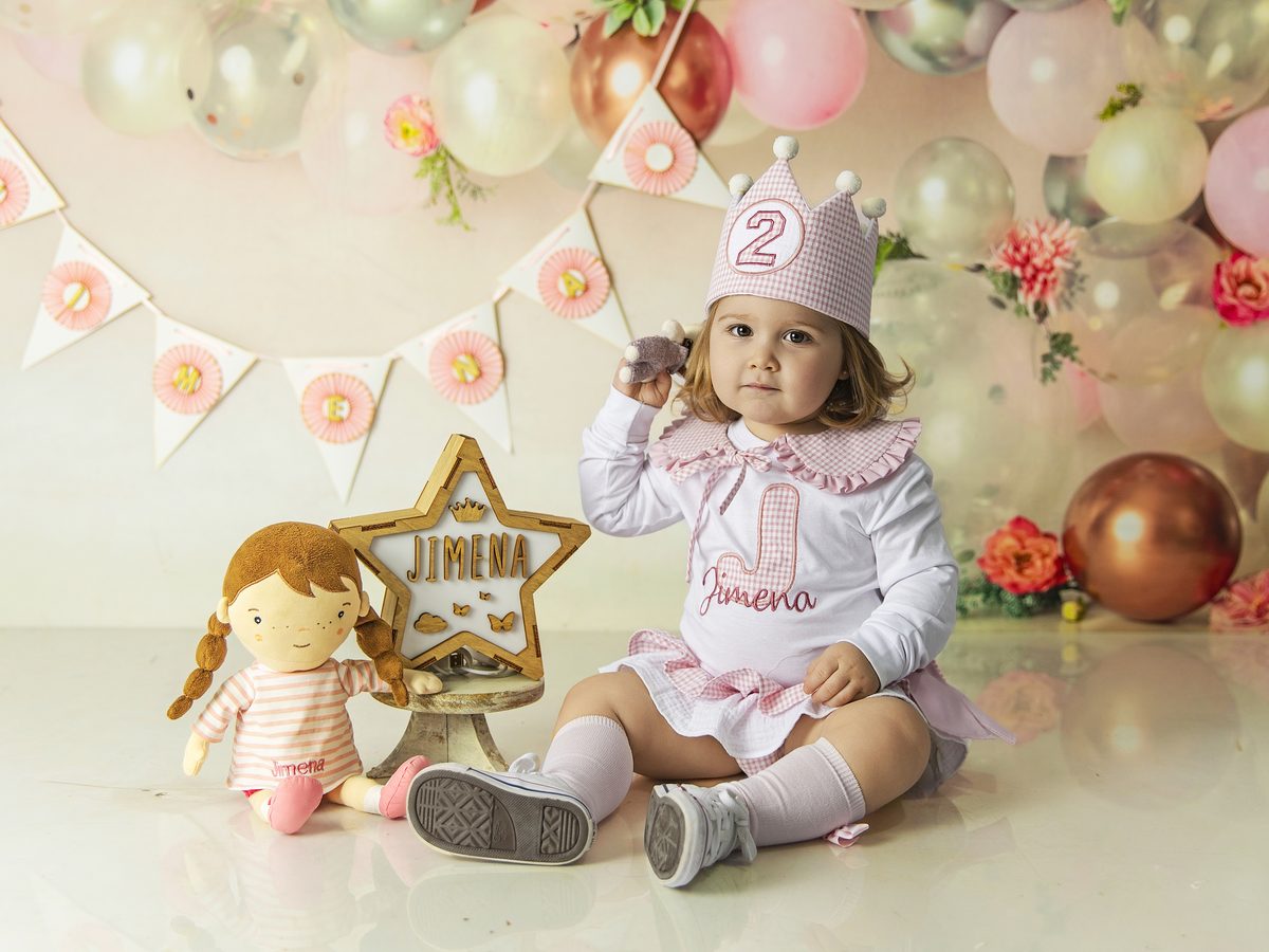 Niña con tutú rosa y estrella dorada en su sesión smash cake en Murcia