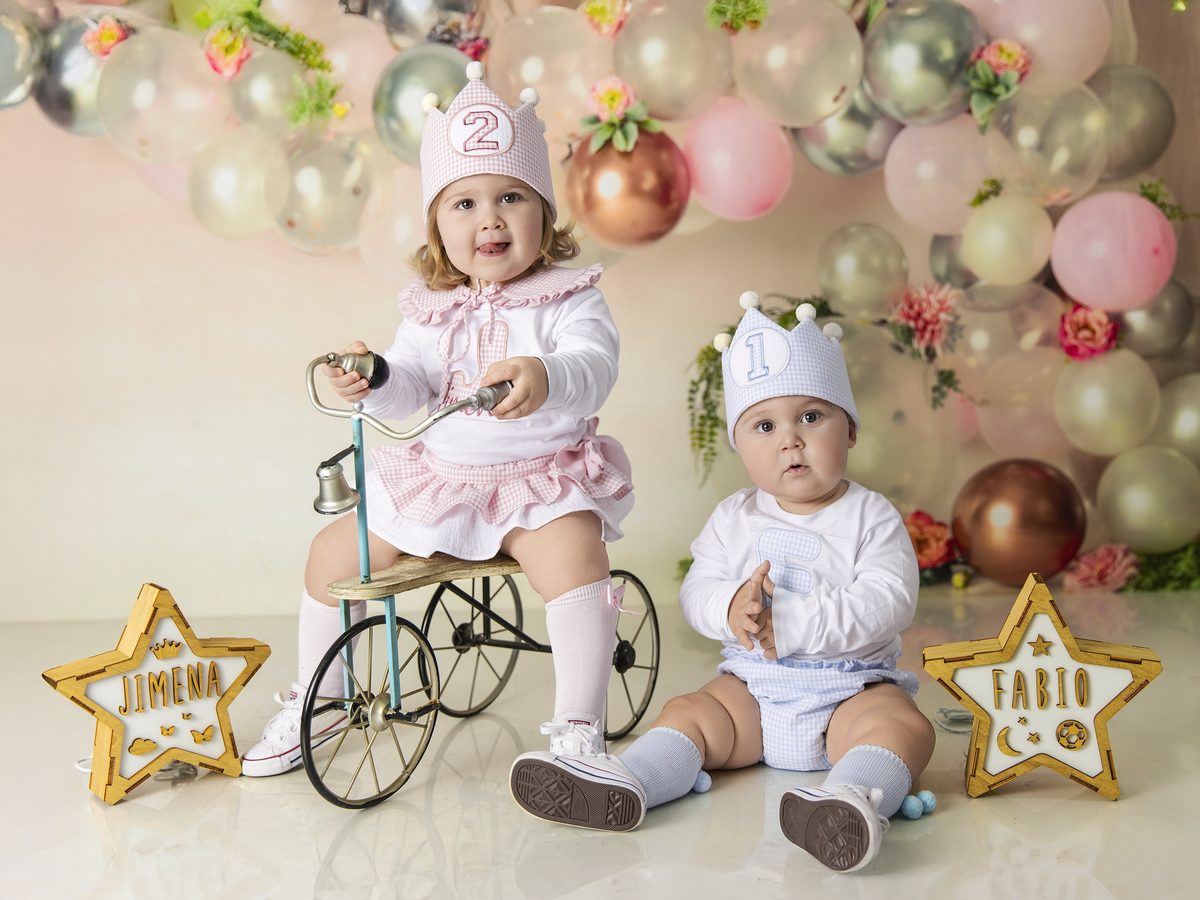 Dos hermanas jugando con el carrito vintage en la sesión smash cake de Murcia