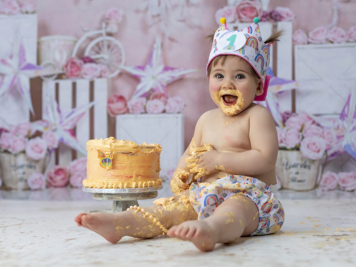 Niña con gorro de cumpleaños delante de su tarta en Murcia