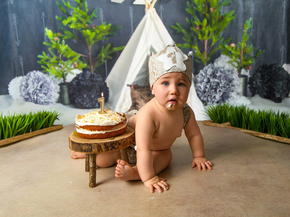 Bebé gateando hacia la tarta con el tipi del decorado smash cake en Murcia