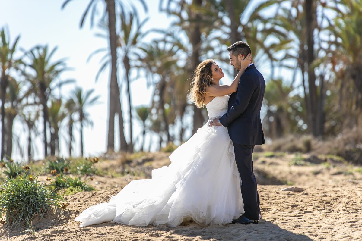 Novios abrazados en una boda al aire libre en Murcia