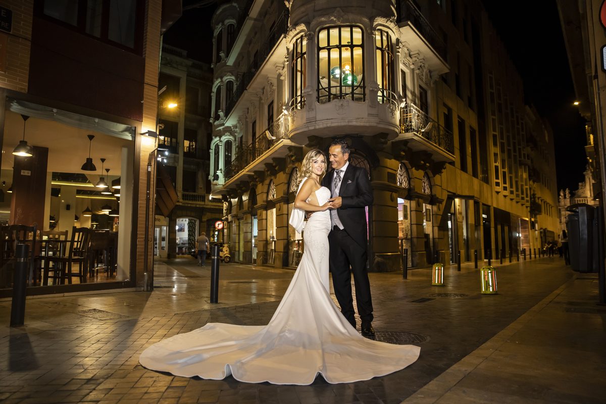 Novios paseando de noche por el centro de Murcia tras la boda