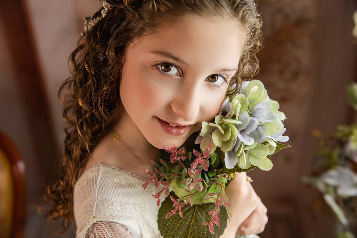 Niña de Primera Comunión con ramo de flores en Murcia