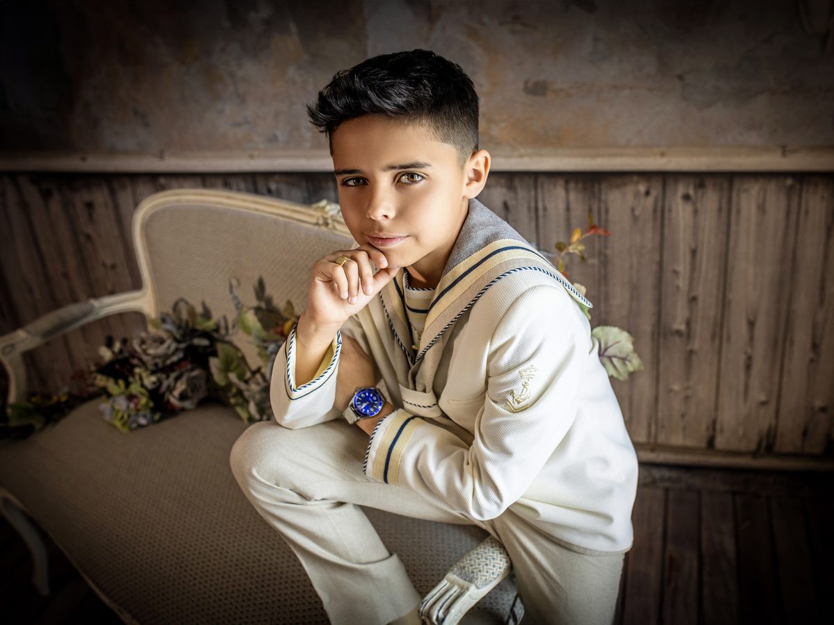 Niño de Primera Comunión en el estudio fotográfico en Murcia