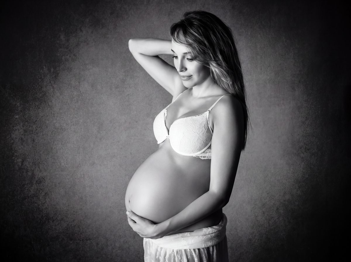Foto de embarazo en blanco y negro con luz de estudio en Murcia