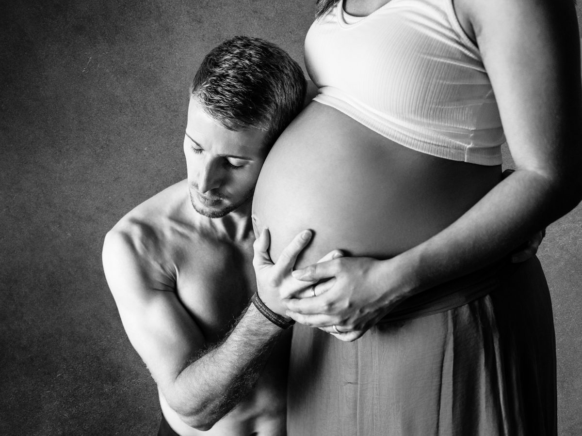 Foto de embarazo en blanco y negro de una pareja en Murcia