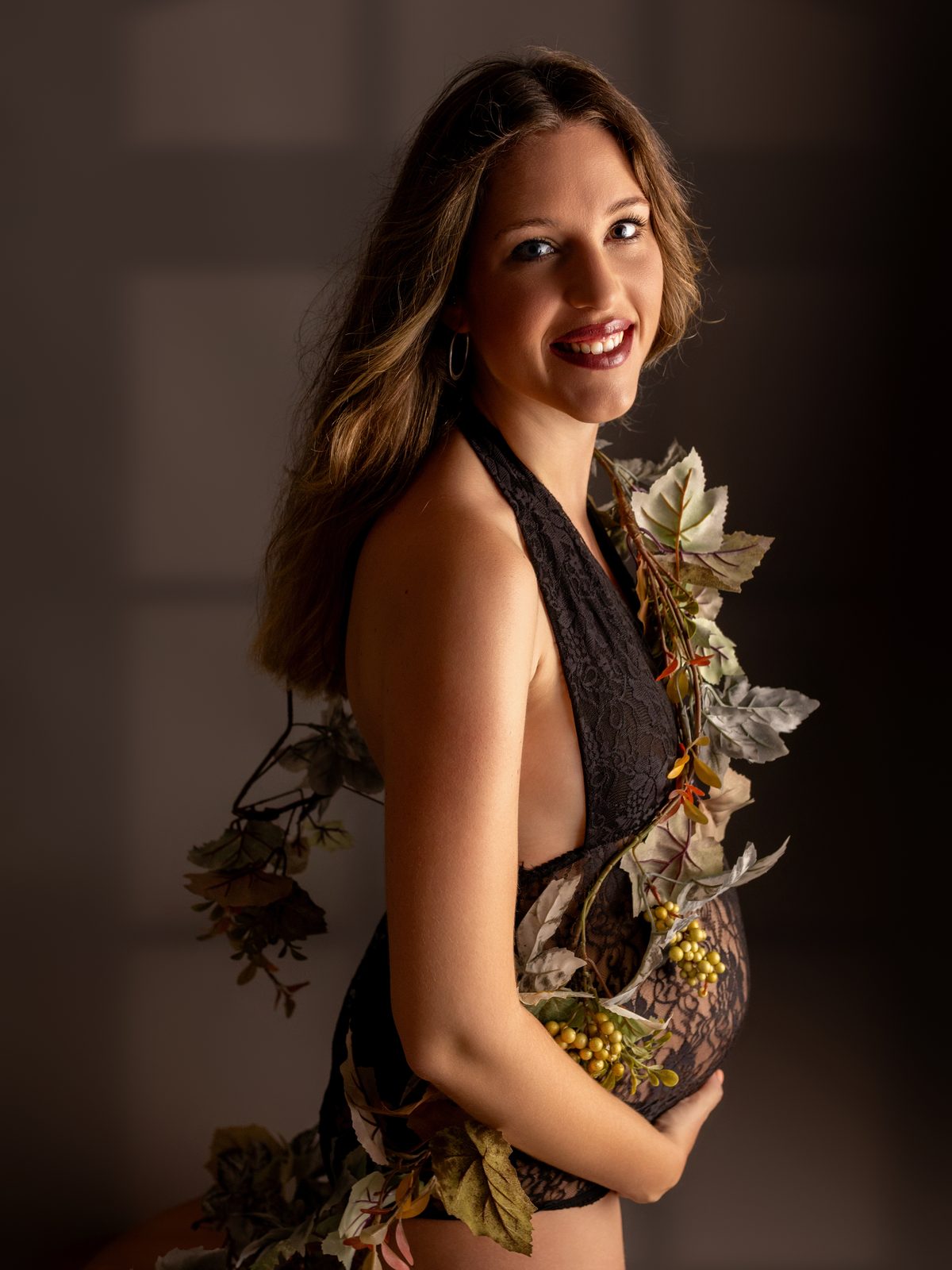 Embarazada con corona de flores secas en una sesión de maternidad en Murcia