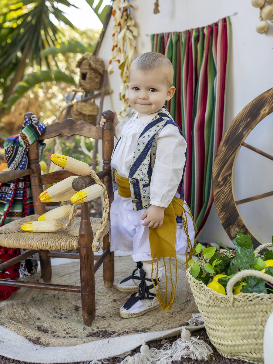 Niño pequeño con traje de huertano en una sesión infantil en Murcia