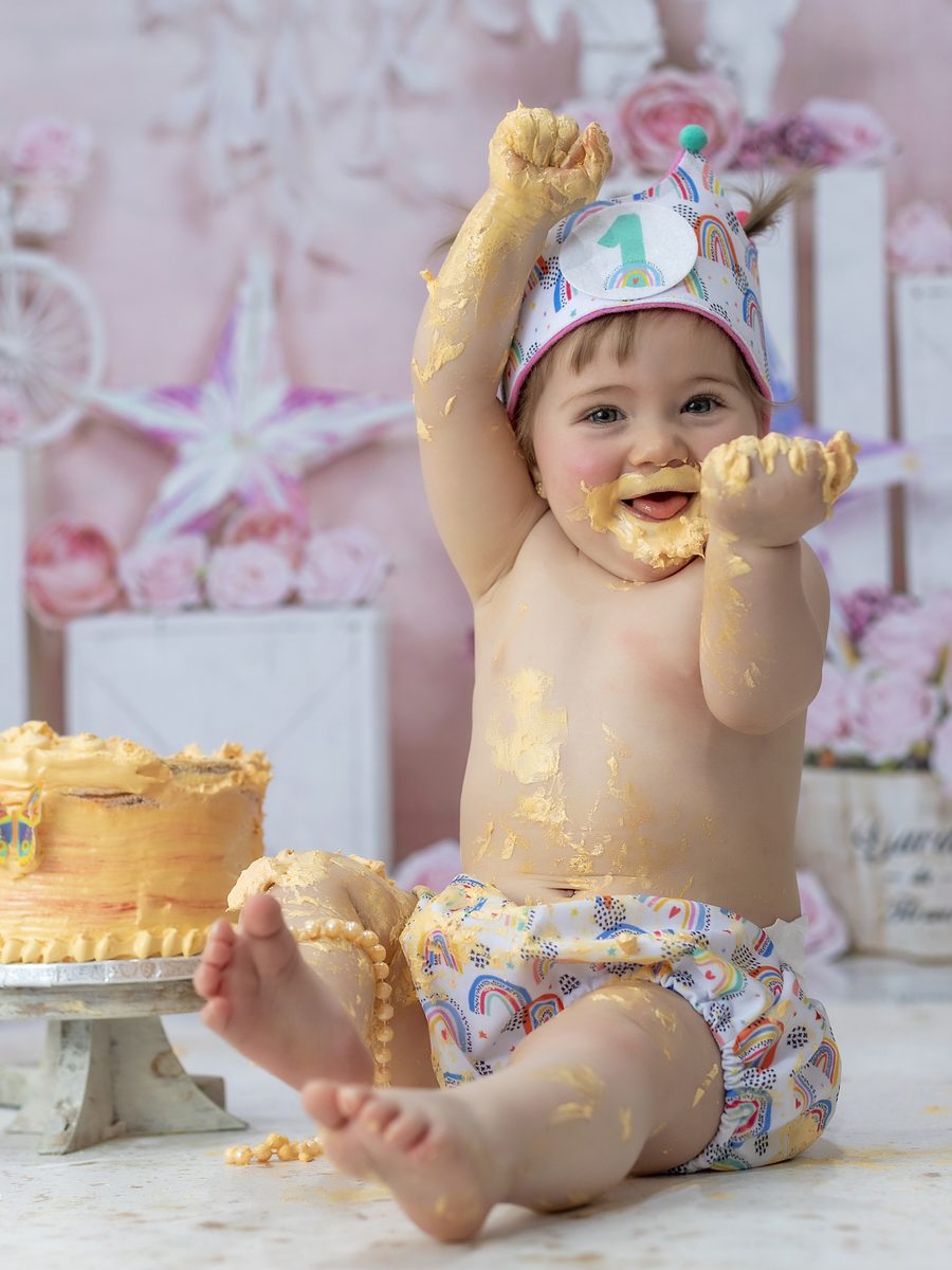 Bebé con la tarta en una sesión smash cake de primer cumpleaños en Murcia