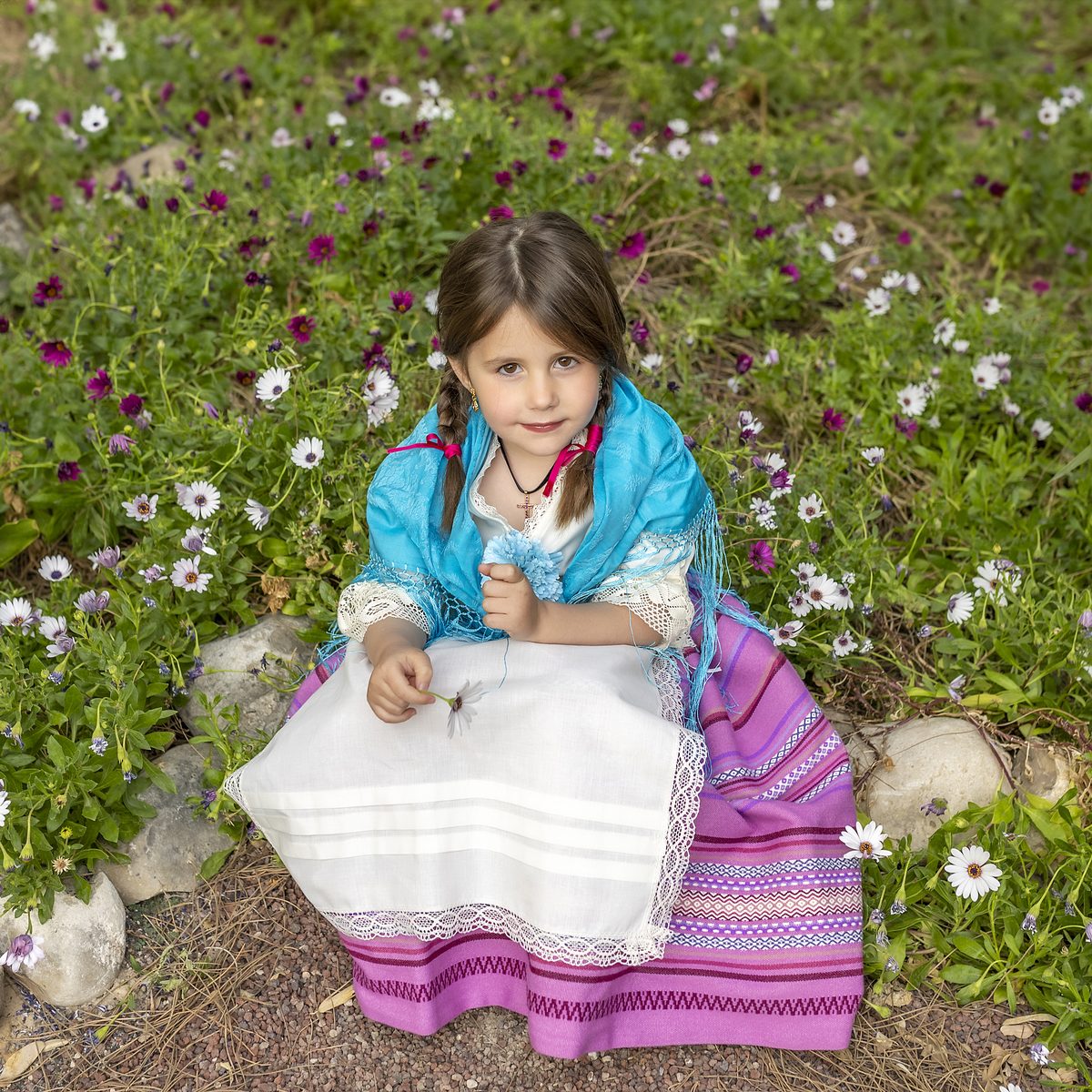 Niña en un prado de flores durante una sesión infantil en Murcia