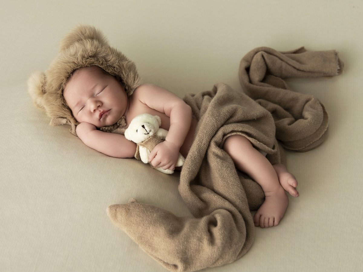 Bebé recién nacido envuelto con un peluche en Murcia